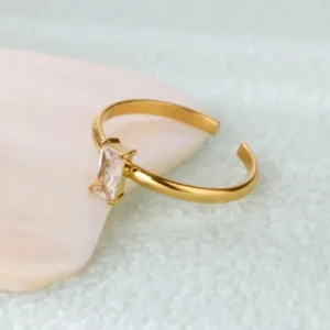 Anillo “Solitaire” en Acero Inoxidable y Chapado en Oro