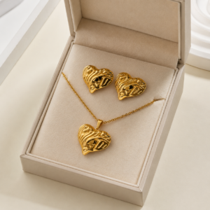 Set de Aretes y Collar “Liquid Love” en Acero Inoxidable Dorado
