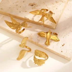 Alternative view of Anillo “Vuelo” en Acero Inoxidable de Titanio y Chapado en Oro de 18K