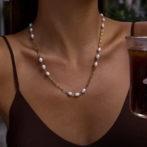 Collar “Nayae”con Perlas Naturales en Acero Inoxidable y Chapado en Oro de 18K