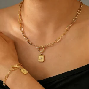 Alternative view of Collar “Stella” con Cierre de Palanca en Acero Inoxidable y Chapado en Oro de 18K