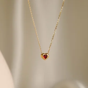 Collar “Cherry Heart” en Acero Inoxidable de Titanio y Chapado en Oro de 18K