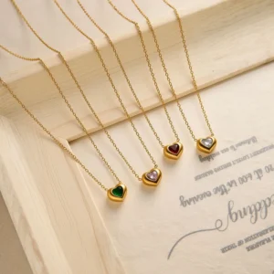 Alternative view of Collar “Cherry Heart” en Acero Inoxidable de Titanio y Chapado en Oro de 18K