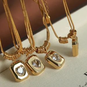 Alternative view of Collar “Carina” con Zirconia en Acero Inoxidable y Chapado en Oro de 18K