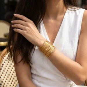 Alternative view of Brazalete “Vesta”con Zirconia en Acero Inoxidable y Chapada en Oro de 18K