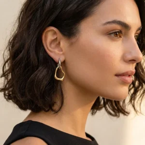 Aretes Mixed Metals “Relieve” en Acero Inoxidable y Chapados en Oro de 18K