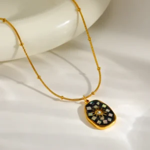 Collar “Asteria” en Acero Inoxidable y Chapado en Oro de 18K con Concha Natural