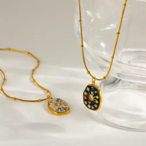 Alternative view of Collar “Asteria” en Acero Inoxidable y Chapado en Oro de 18K con Concha Natural