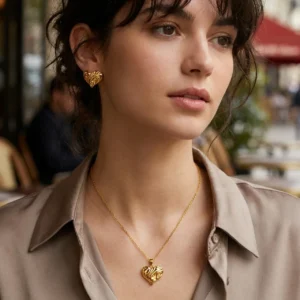 Alternative view of Set de Aretes y Collar “Liquid Love” en Acero Inoxidable Dorado
