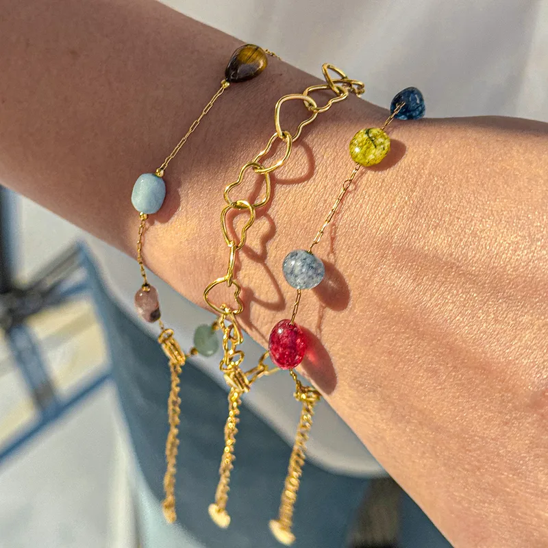 Pulsera "Chain of Hearts" en Acero Inoxidable y Chapado en Oro de 18K - Imagen 3