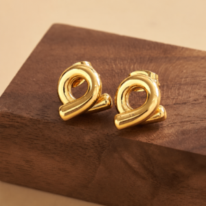 Alternative view of Aretes Stud "Nudo" en Acero Inoxidable y Chapado en Oro de 18K