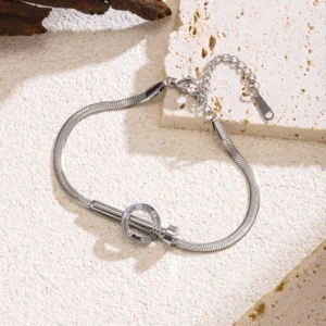 Pulsera "Piercing Through Time" en Color Plata de Acero Inoxidable de Titanio