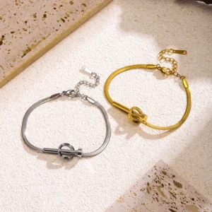 Alternative view of Pulsera "Piercing Through Time" en Color Plata de Acero Inoxidable de Titanio