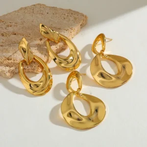 Alternative view of Aretes "Calla" en Acero Inoxidable y Chapado en Oro de 18K