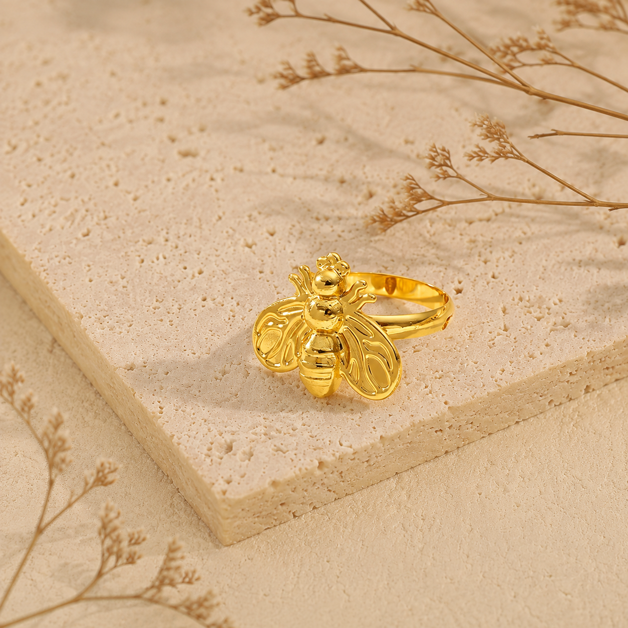 Anillo "Bee" en Acero Inoxidable Dorado