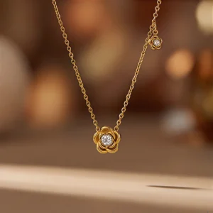 Collar "Camelias" en Acero Inoxidable y Chapado en Oro de 18K
