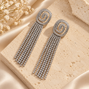 Aretes Tassel "Nüwa" Color Plata con Rhinestones en Acero Inoxidable y Chapado en Oro de 18K