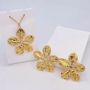 Alternative view of Set de Collar y Aretes "Flor Solar"en Acero Inoxidable y Chapado en Oro