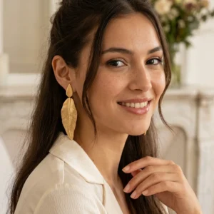 Alternative view of Aretes Statement "Leaf" en Acero Inoxidable y Chapado en Oro
