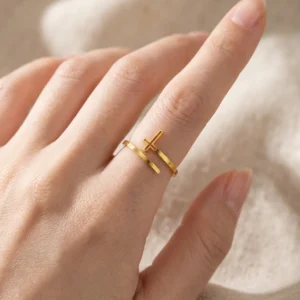 Alternative view of Anillo "Croix" en Acero Inoxidable y Chapado en Oro