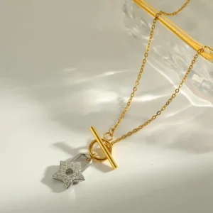 Collar Mixed Metals "Star Lock" con Rhinestones en Acero Inoxidable y Chapado en Oro de 18K