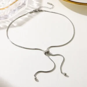 Alternative view of Collar "Balance" en Color Plata de Acero Inoxidable y Chapado en Oro de 18K