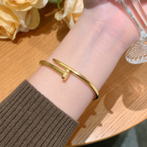Brazalete "Love Target" en Acero Inoxidable y Chapado en Oro de 18K