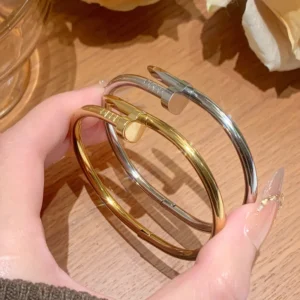 Alternative view of Brazalete "Love Target" en Color Plata de Acero Inoxidable y Chapado en Oro de 18K