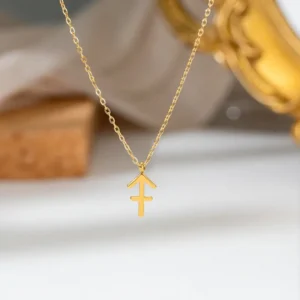 Collar Astrológico "Sagitario" en Acero Inoxidable y Chapado en Oro de 18K