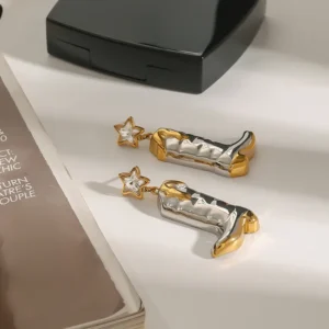 Aretes Statement "Vaquera" con Zirconia en Acero Inoxidable y Chapado en Oro de 18K