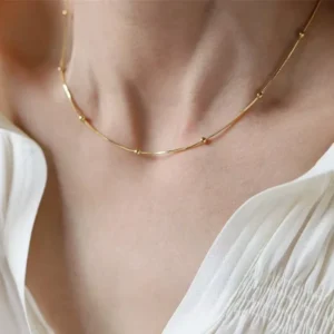 Collar Minimalista con Pequeñas Esferas en Acero Inoxidable y Chapado en Oro de 18K
