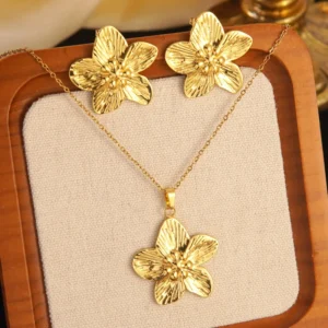 Set de Aretes y Collar “Jazmín” en Acero Inoxidable Dorado y Chapado en Oro