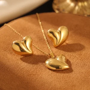 Set de Aretes y Collar “Love” en Acero Inoxidable y Chapado en Oro
